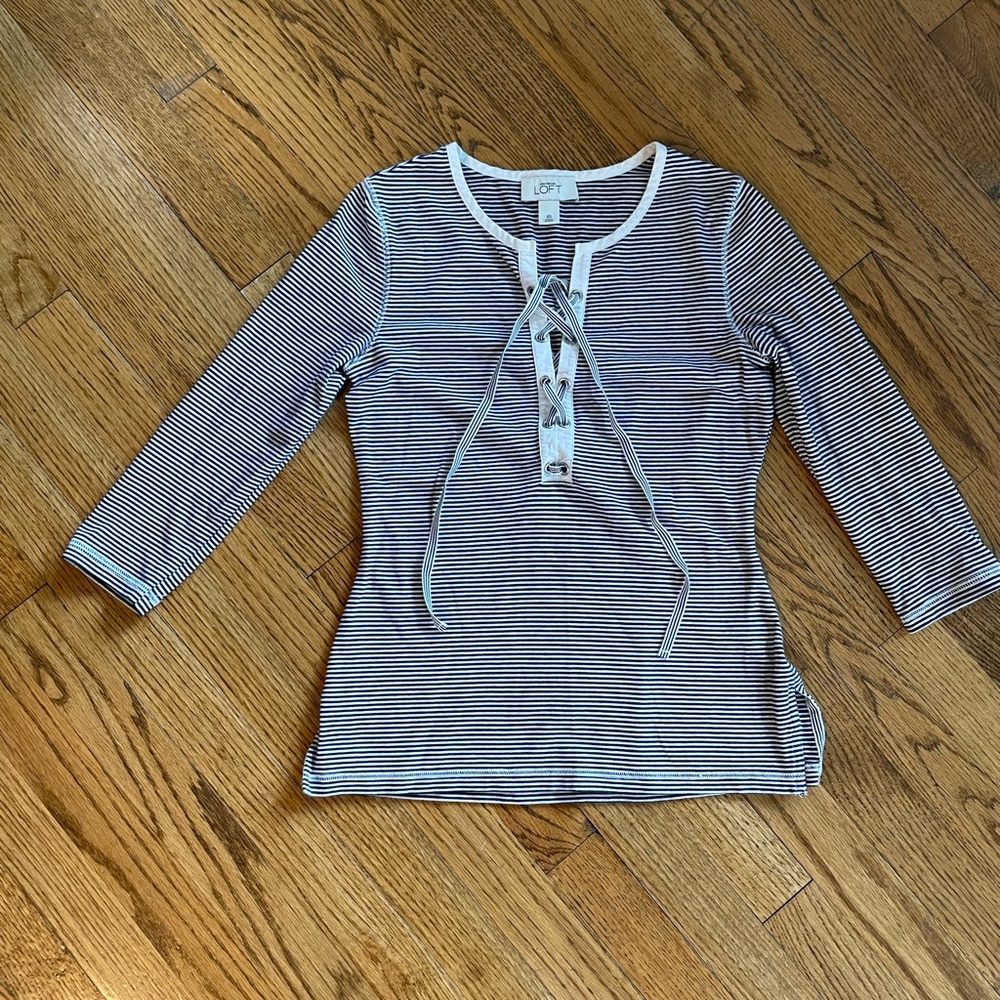 Loft XS summer sailor look stretch fabric blouse. Great with capris or jeans.